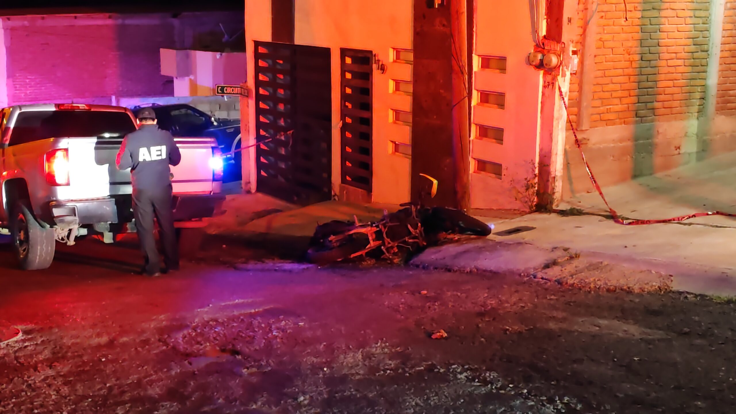 Intentan ‘levantar’ a un joven en una vivienda de Rinconadas del Sol; calcinaron una motocicleta