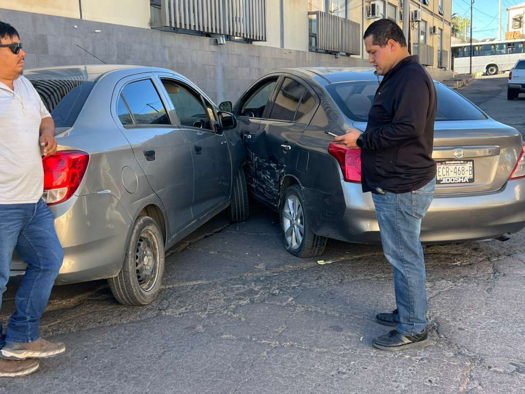Choque a un costado de la plaza comercial Doroteo deja cuantiosos daños materiales