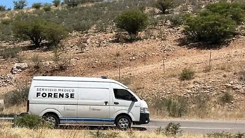 Dejan 4 cuerpos en la caja de una camioneta en la carretera a Guadalupe y Calvo