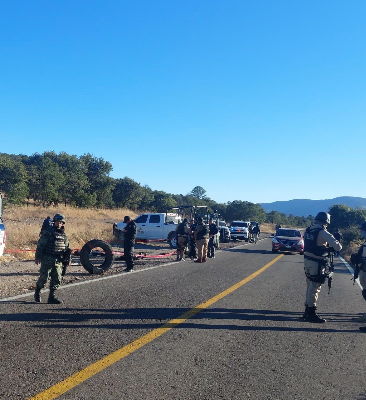 Localizan a un joven sin vida sobre la carretera a Guadalupe y Calvo
