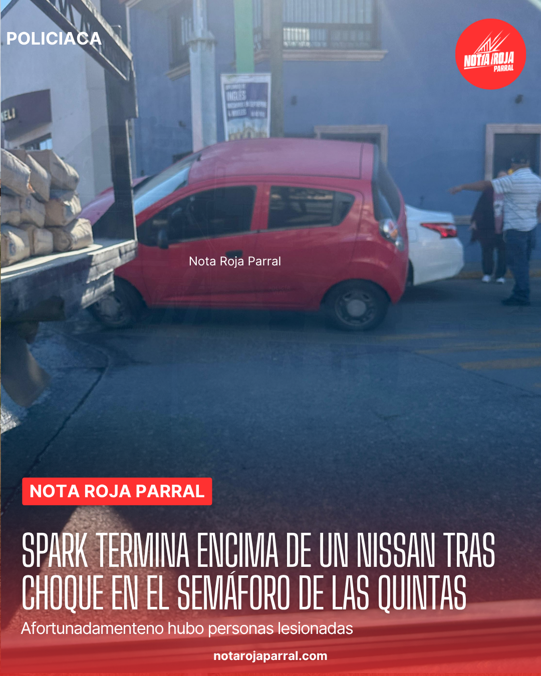 Vehículo termina encima de otro tras choque en el semáforo de Las Quintas