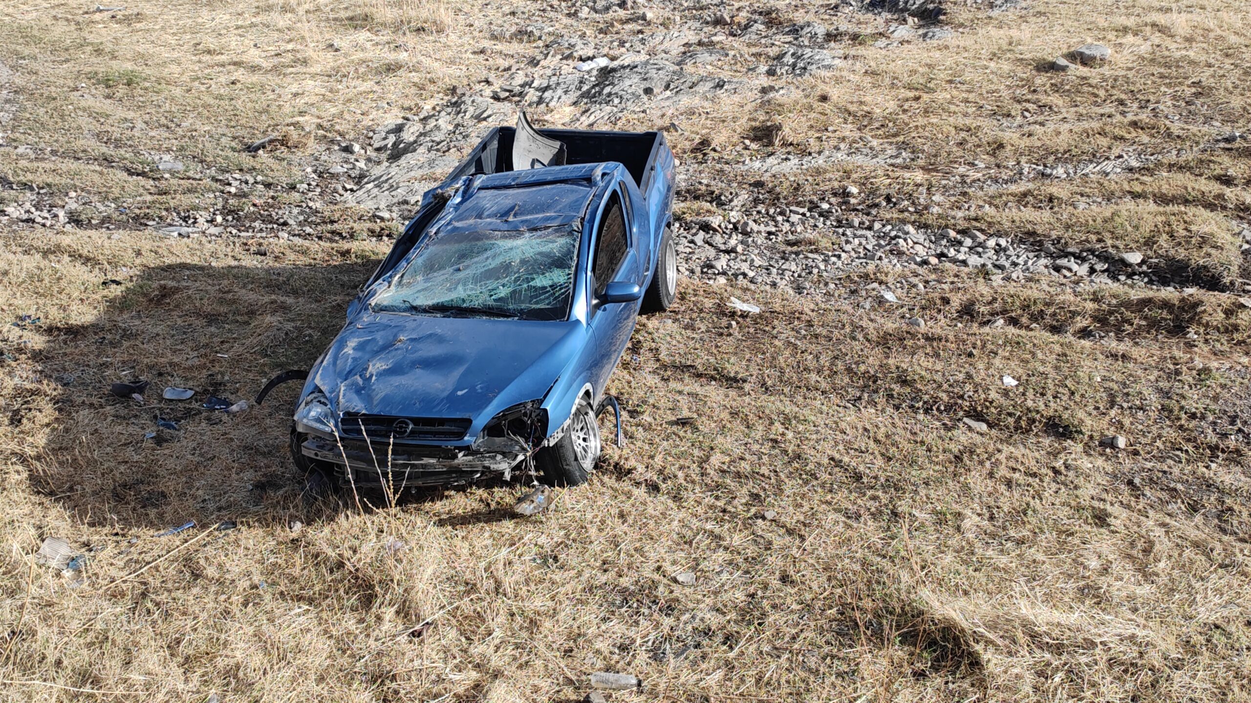 Choque y volcadura en la vialidad del río deja a un hombre lesionado