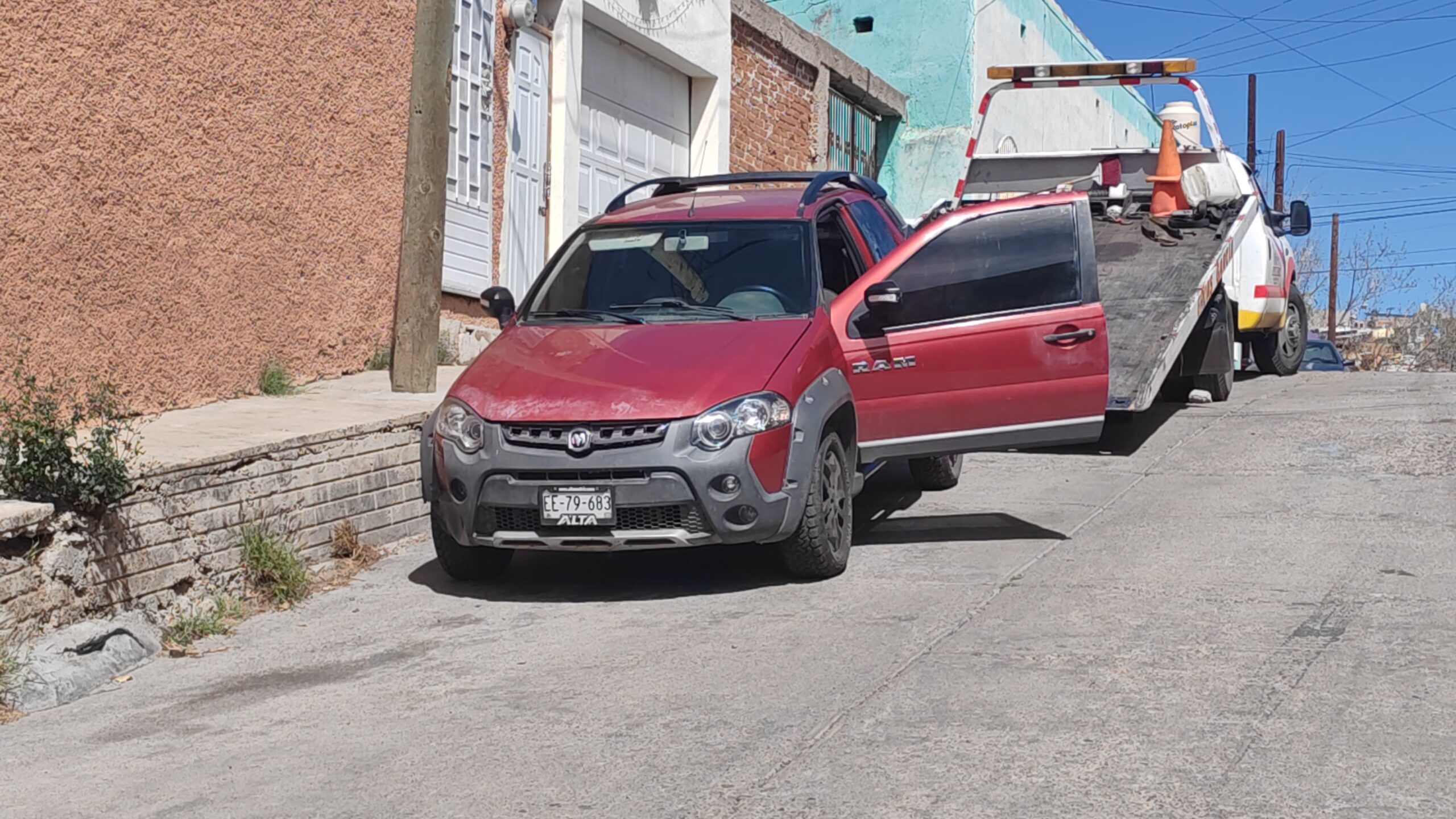 Localizan una camioneta pickup con reporte de robo en la colonia Talleres