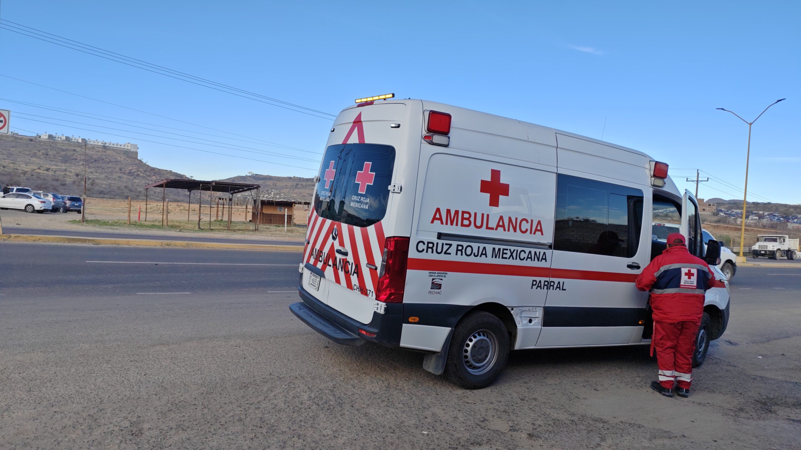 Jóvenes chocan contra una lámpara en el acceso al fraccionamiento San José; una mujer queda lesionada