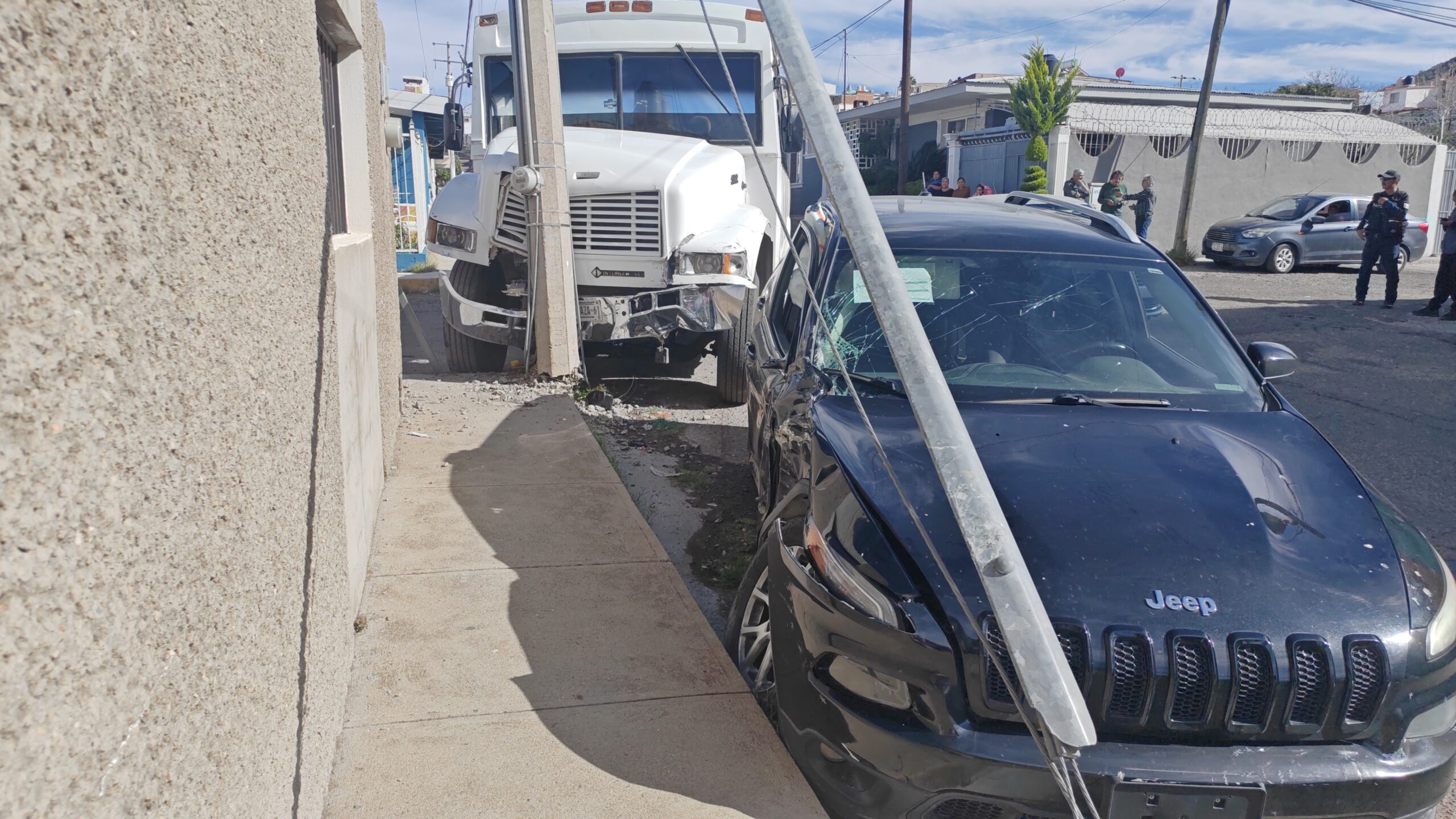 Choca camión urbano contra camioneta y poste en la Kennedy; jovencita resulta lesionada