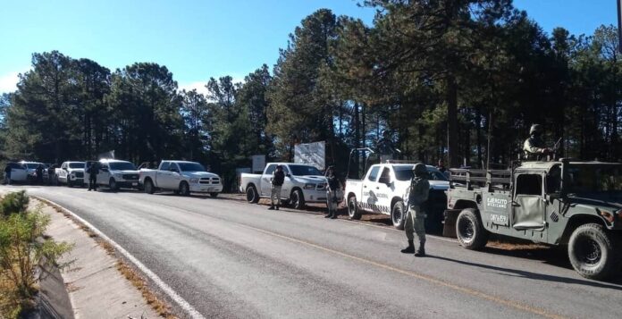 Localizan los cuerpos de 2 hombres ejecutados en la carretera a Guadalupe y Calvo, cerca de El Vergel